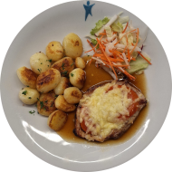 Gratiniertes Schweinerückensteak 'Tomate-Mozzarella' (19) mit Bratensoße (81) dazu würzige Schwenkkartoffeln und Salatgarnitur