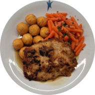 Hausgemachtes Schweineschnitzel Cipolla in Zwiebelpanade (81,83) an Bratensoße (81) dazu Fingermöhrchen und Pommes Noisette (15,81)