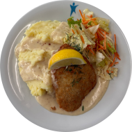 Paniertes Rotbarschfilet gebacken mit Zitronenkeil (16,81) mit Honig-Senfsoße (19,22,48,63,81) dazu hausgemachter Kartoffelstampf (19,63) uns Salatgarnitur