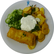 Paniertes Seelachsfilet mit Zitronenecke (16,81) und Kräuter-Creme-fraiche-Dip (19) dazu Bratkartoffeln und kleiner Gurkensalat