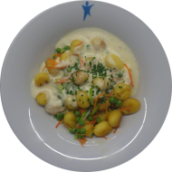 Gebratene Gnocchi mit Paprikastreifen, Karotten und Brokkoli (15) mit Frischkäse-Kräuter-Soße (19). Auch als kleine Portion erhältlich.