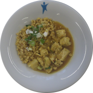 Kleine Portion: Tofupfanne 'süß-sauer' mit Frühlingszwiebeln und Ananas (2,18,49,81) dazu Zartweizen (81)