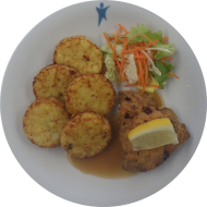 Zitronenbackhendl mit Zitronenecke (15,19,81,83) an Geflügelsoße (81) dazu Röstitaler und Salatgarnitur