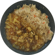 'Kohlrabi-Tofu-Curry' mit Kartoffeln, Knoblauch, Kokosmilch und Haselnüsse (2,18,49,72,81) dazu Couscous mit Gemüsestreifen (21,81)