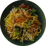 Chinesische Bratnudeln mit Hähnchenstreifen, Mungo-Sprossen, Chinagemüse und Röstzwiebeln (2,18,81) an süß-scharfem Asia-Dip (9,49)