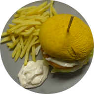 Blumenkohl-Burger mit Blumenkohltaler, Tomate, House-Dip und frischem Salat (9,22,81,82) dazu als Menüoption Pommes und House-Dip (9,22)