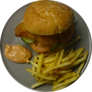 Chicken Chili-Cheese-Burger mit Knusperhähnchen, Chili-Cheese-Dip, Eisbergsalat und Tomaten (1,9,19,22,81,83) dazu als Menüoption Pommes und House-Dip (9,22)