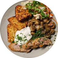 Schweinefiletstreifen mit frischen gebratenen Champignons dazu Kartoffelröstiecken an Creme-fraiche-Dip (19)