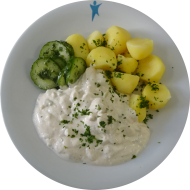 Kräuterquark mit Zwiebeln und Kümmel (19) dazu Petersilienkartoffeln und Salatgarnitur