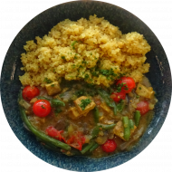 Würzige Pilz-Bohnen-Pfanne dazu gebratene Räuchertofuwürfel, Champignons und Kirschtomaten (2,3,18,81) mit Wildreismischung. Auch als kleine Portion erhältlich.