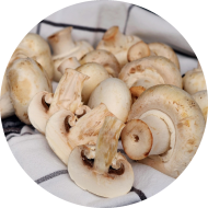 Makkaroni (81) mit Champignonrahmsoße (1,3,19,22,24,81) dazu geriebener Gouda (19). Auch als kleine Portion erhältlich.