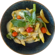 Schupfnudelpfanne mit Brokkoli, Kirschtomaten und Paprika dazu Hollandaisesoße (8,15,19,24,81). Auch als kleine Portion erhältlich.