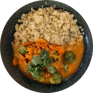 Rotes Curry mit Rosenkohl, Möhren, Kokosmilch und Cashewkerne (74) dazu Kräuterbulgur (81)