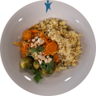 Kleine Portion: Rotes Curry mit Rosenkohl, Möhren, Kokosmilch und Cashewkerne (74) dazu Kräuterbulgur (81)