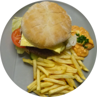 Burger Beefn Egg mit Rindfleischpatty, Lollo Rosso, Gewürzgurke und Ei (1,2,9,15,22,23,81,83) dazu als Menüoption Pommes und House-Dip (9,22)