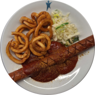 Currywurst 'Hot & Sweet' an 2erlei Saucen (2,3,9) dazu Twister Pommes (81) und kleiner Weißkrautsalat mit Lauchröllchen