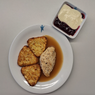 Hähnchenbrust mit Sesam-Pfeffer-Kruste (23) an Geflügelsoße (81) dazu Kartoffelröstiecken und Dessert (19)