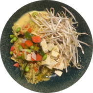 Bowl Cape-Tofu-Curry - Räuchertofu in aromatischer Curry-Ingwersauce mit Asiagemüse und Knofi-Reis (17,18,19,49,81)