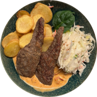 Gegrillte Lammhacksteaks (15,81) an pikanter Metaxasoße (1,19,49) dazu Kartoffel-Chips und Weißkohlsalat