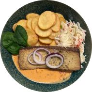 Gebratenes Tofusteak (18,81) an pikanter Metaxasoße (1,19,49) dazu Kartoffel-Chips und Weißkohlsalat