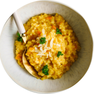 Brokkoli-Nussecke (71,72,81,84) auf cremigen Erbsen-Graupen Risotto (3,15,19,24,83)