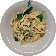 Aktion Alpenhain: Kleine Portion: Pasta mit Champignons, Spinat, Lauchzwiebeln und cremiger Obazdasoße (19,81)