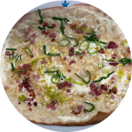 Hausgemachter Flammkuchen 'Elsäßer Art' mit würziger Camembertcreme, Speck und Zwiebeln (2,3,19,81)