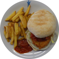 Chicken Burger mit Currymayo, Eisberg, Tomate, Gurke und roten Zwiebeln (22,81), dazu frittierte Kartoffelstäbchen