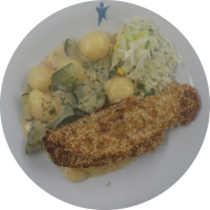 Paniertes Seelachsfilet in Sesampanade gebacken (16,23,81) dazu Lausitzer Gurkenkartoffeln (19) und Salatgarnitur
