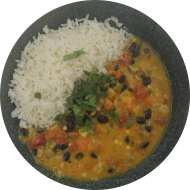 Thai Chili mit schwarzen Bohnen, Sonnenblumenhack, Tomate und Koriander (49) dazu Langkornreis