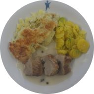 Schweinemedaillons in grüner Pfefferrahmsoße (3,19,81) dazu gelbe Karotten dazu hausgemachtes Kartoffelgratin (15,19,81)