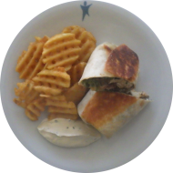 Burrito gefüllt mit gebratenem Rinderhack, Apfel-Gurken-Salsa, Rucola und Creme fraiche (19,81) dazu Gitterkartoffeln (81)