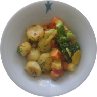 Kleine Portion: Süßkartoffel-Gemüsepfanne mit Maiskölbchen, Ananas, Paprika und Kokosmilch (3) dazu würzige Chili-Kräuter-Kartoffeln