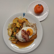 Haufen Mist - Schweineschnitzel mit Bacon und Spiegelei dazu Bratkartoffeln (2,3,15,81) an Bratensoße (81) und frisches Obst