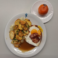 Gebratener Wiegebraten (2,3,8,21,22) mit Spiegelei und Bacon dazu Bratkartoffeln (2,3,15) an Bratensoße (81) dazu frisches Obst
