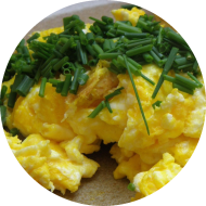 Buntes Eierragout in cremiger Soße (15,19,22) dazu Petersilienreis