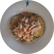 Gebackene Ofenkartoffel mit gebratenen Hähnchenstreifen und Spinat in Frischkäsesauce (19,81) 