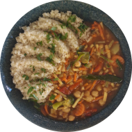 Scharfes Kichererbsen-Gemüse-Curry (18,21,49,81) dazu Zitronenbulgur (81)