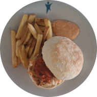 BBQ Pulled Pork-Burger mit Coleslaw, Smoked Aioli und Chipotle & Pepper Salsa (2,3,19,21,22,24,49,81) dazu Rustico frites 