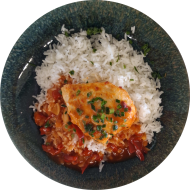 Gegrilltes Hähnchen Piri Piri scharf mariniert mit fruchtiger Tomaten-Paprikasoße (2,3,21,49) dazu Jasmin-Duftreis