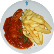 Grillwurst (1,2,3,8,46) mit pikanten Paprika-Schmorzwiebeln (81) dazu Curryfritten