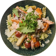 Wellenbandnudeln mit frischen Räucherlachs, Kirschtomaten, Spargel in Bärlauchpesto dazu Hartkäse (15,16,19,81)
