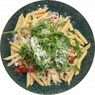 Penne Rigate mit hausgemachten Bärlauchpesto, Kirschtomaten und Hartkäse (15,19,74,81)