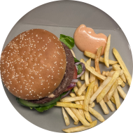 'Classic Beefburger' mit Rinderpatty, Eisberg, Zwiebeln und Tomaten (1,2,9,22,23,81) dazu Pommes frites