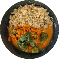 Rotes Curry mit Möhren, Rosenkohl, Kokosmilch und Cashewkerne (74) dazu Kräuterbulgur (81)