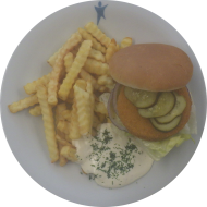 Classic Fischburger mit Salat, Remoulade, Gewürzgurke und roter Zwiebel (1,2,9,15,16,19,81) dazu Pommes frites