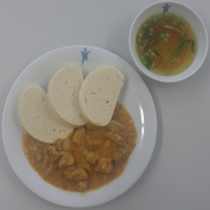 Sächsisches Kümmelfleisch vom Schwein mit Senf, Knoblauch und saurer Sahne (19,22,49,81) dazu Knödelscheiben (15,19,81) und eine klare Gemüsebrühe mit Fadennudel (81)