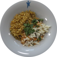Kleine Portion: Hirtenkäse-Kichererbsen-Pfanne mit Tomaten, Bohnen, Zwiebeln und Knoblauch (2,19,49) dazu gebratener Sommerweizen (81)