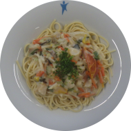 Bunte Pastapfanne (81) in einer Rahmsoße mit Seehecht, Meeresfrüchte, Gemüsestreifen, Weißwein und Knoblauch (14,16,19,21,24,26,81)