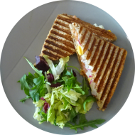 Frühlings-Sandwich mit Rauchlachs, Radieschen, Ei, Gurke und Frischkäse (15,16,19,81) dazu Menüoption Pommes und House-Dip (9,22)